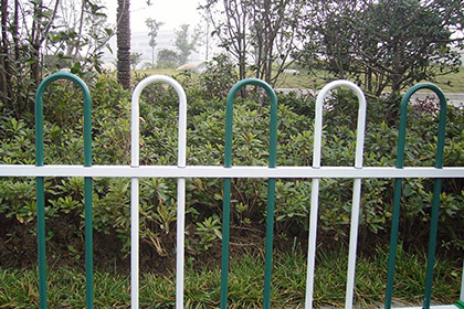 PVC草坪锌钢护栏